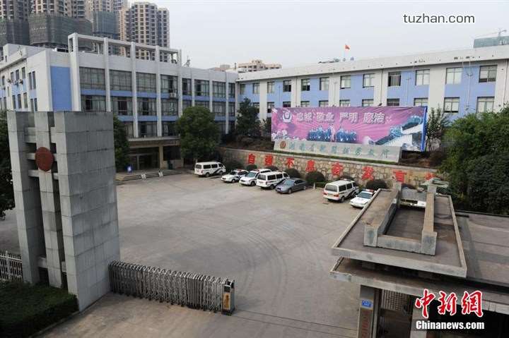 長(zhǎng)沙市坪塘勞動(dòng)教養(yǎng)管理所采購(gòu)我公司定制生產(chǎn)的11KW二用一備自來水加壓泵站一套，本設(shè)備供水范圍為5公里，供水人數(shù)為3600人，目前本自來水加壓泵站運(yùn)行平穩(wěn)，高效節(jié)能，受到了管理所的一致好評(píng)！